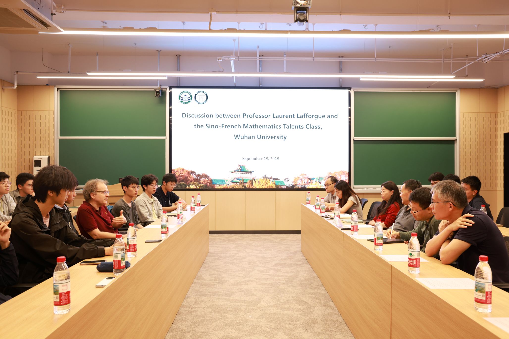 菲尔兹奖得主、法国科学院院士洛朗·拉福格与 中法数学拔尖班学生开展座谈交流